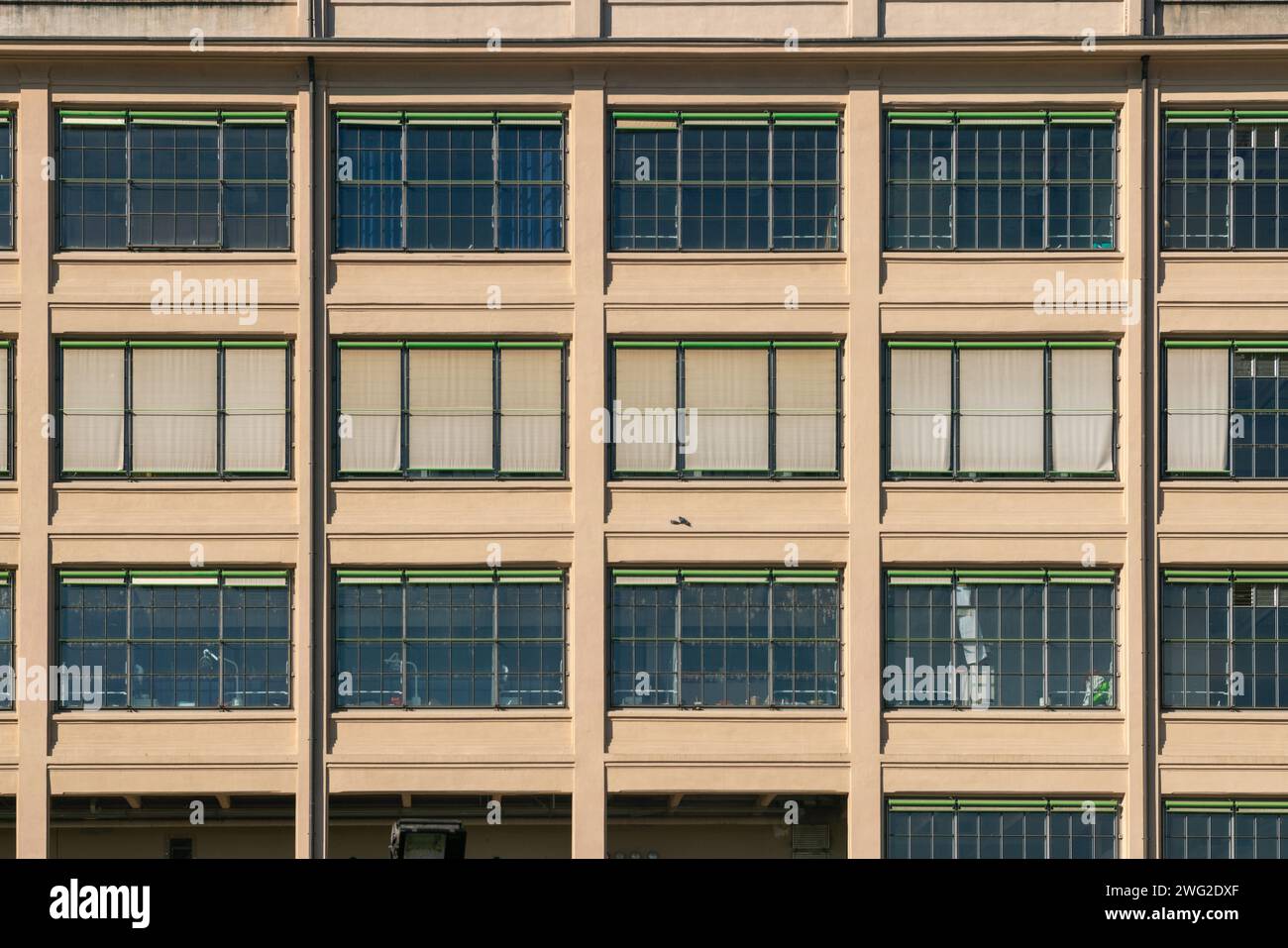 edificio post-industriale riqualificato con spazi multifunzionali, struttura in cemento armato e finestre e tende esterne a doppi vetri. Foto Stock
