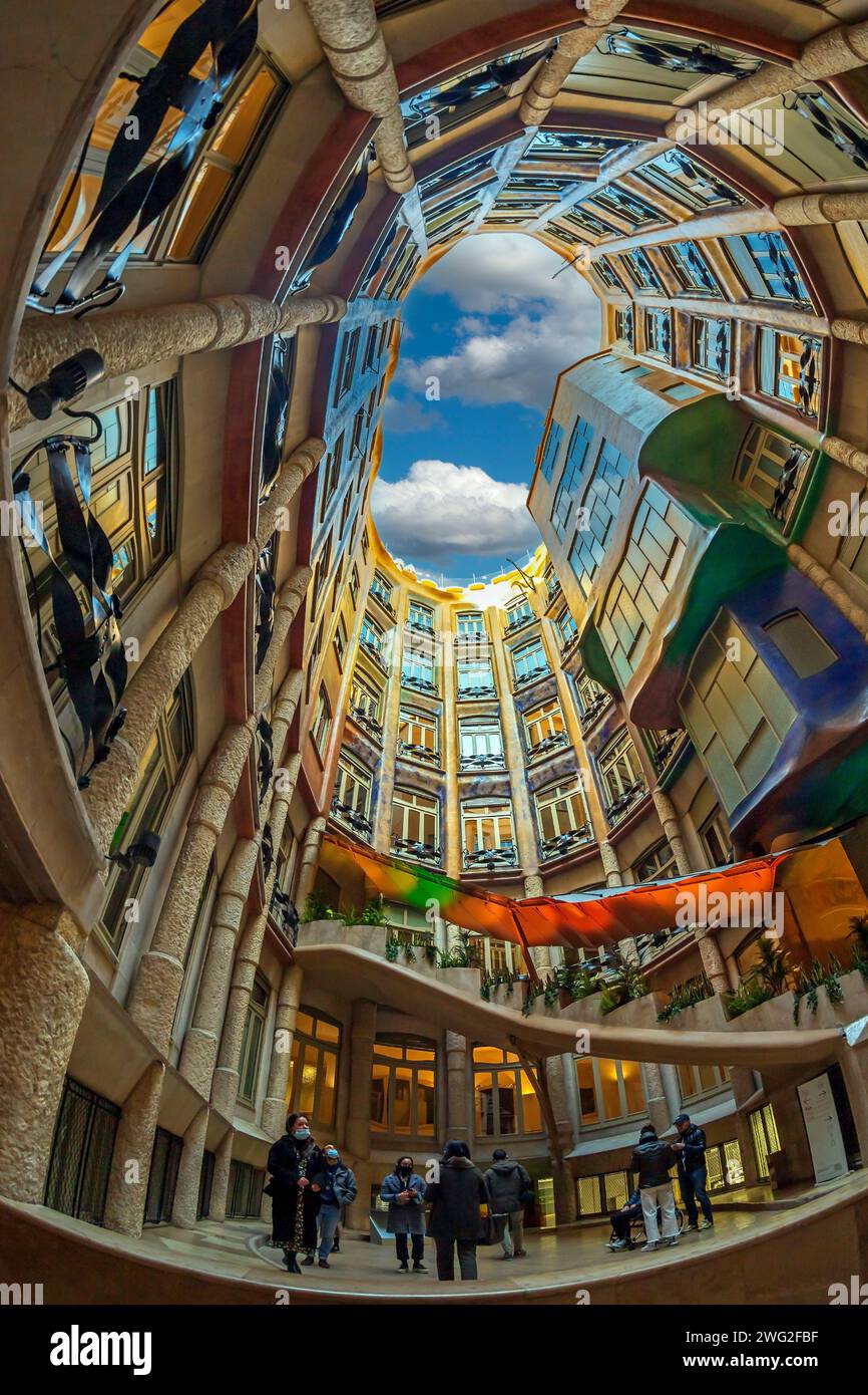 Barcellona, Catalogna, Spagna - febbraio 27, 2022:Dettagli dal cortile interno di Casa Mila o la Pedrera, ultima residenza privata progettata da Antoni Gaudí. Foto Stock