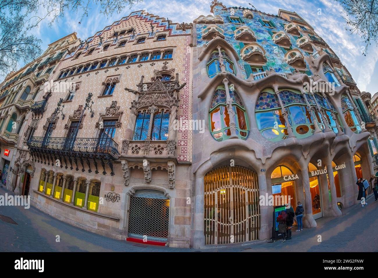 BARCELLONA, SPAGNA - FEB. 27, 2022: Facciata di Casa Amatller progettata dall'architetto catalano Josep Puig i Cadafalch e Casa Batllo progettata da Antoni Gaud Foto Stock