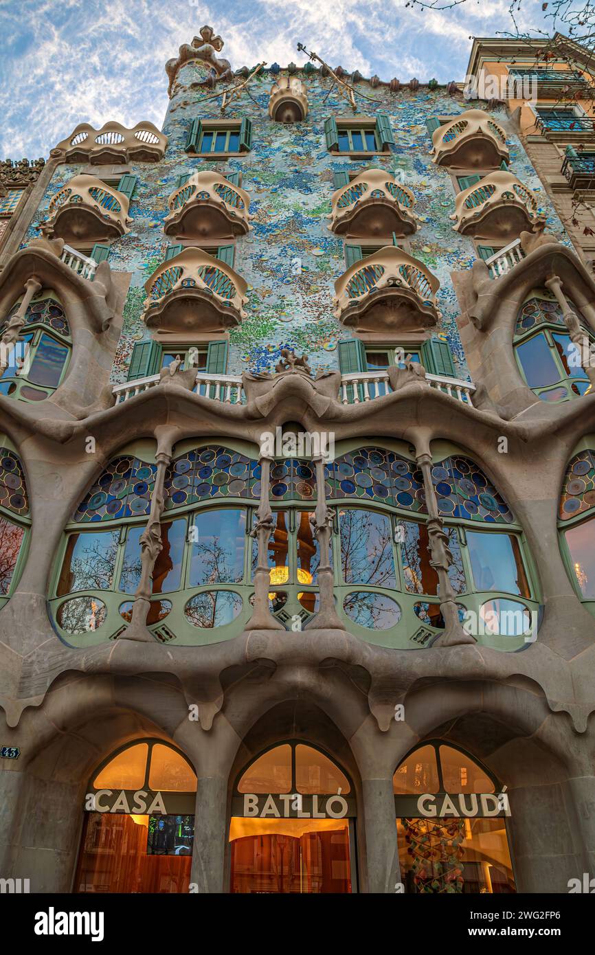 BARCELLONA, CATALOGNA, SPAGNA-FEB. 27, 2022: Casa Batllo progettata da Antoni Gaudi nel 1904, in stile Modernisme o Art Nouveau. Foto Stock