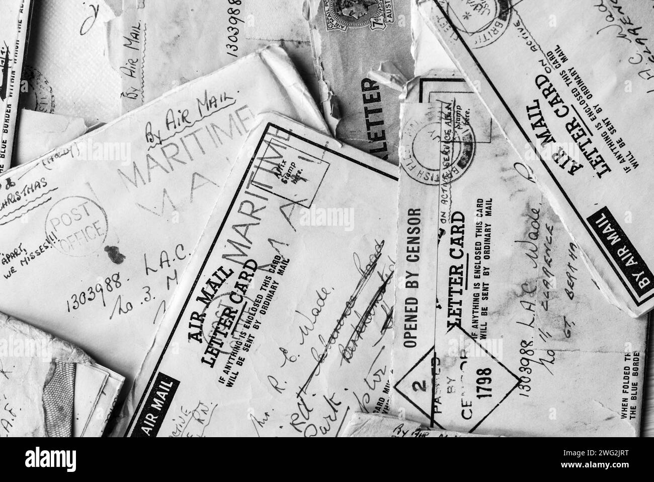 Lettere di posta aerea della seconda guerra mondiale via posta marittima da un Wren a un gentiluomo della RAF che mostra segni di posta, censura ecc. rimanendo in contatto nei momenti difficili. Foto Stock