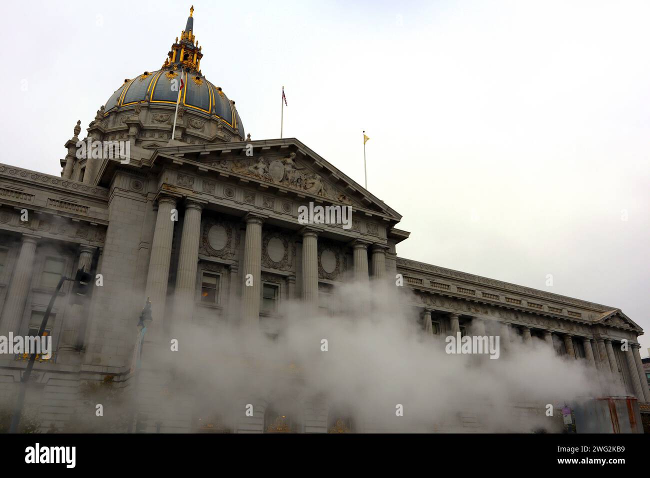 San Francisco, California: Il municipio di San Francisco con il vapore sorge dalla strada Foto Stock