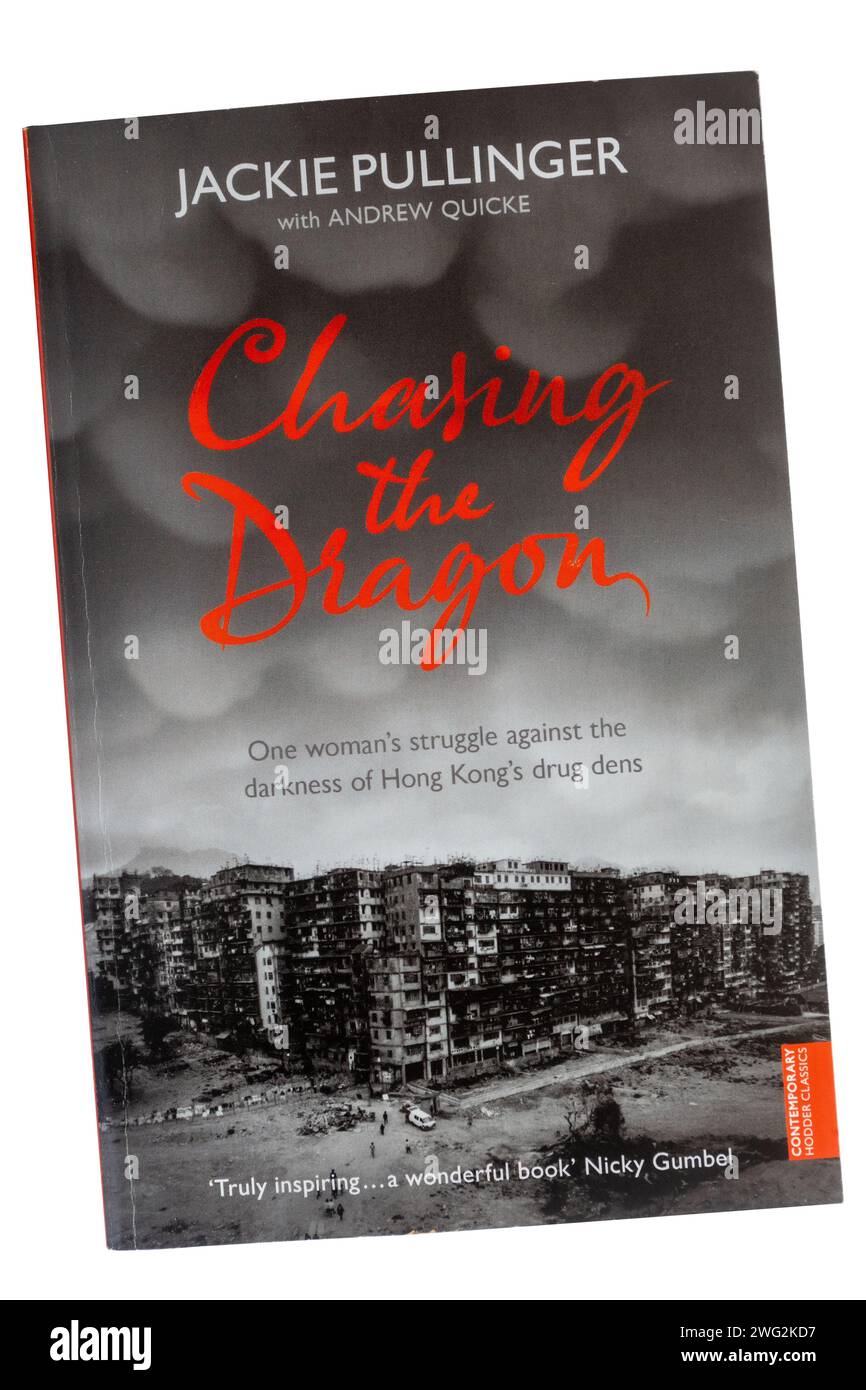 Libro cartaceo Chasing the Dragon, di Jackie Pullinger e Andrew Quicke, un resoconto della vita di missionario nella città murata di Hong Kong Foto Stock