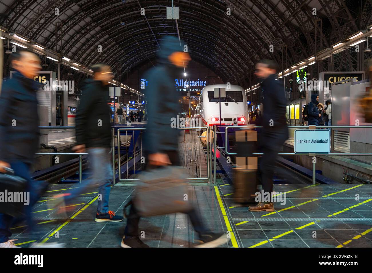 Stazione centrale di Francoforte sul meno, treno ICE sul binario, viaggiatori, Assia, Germania, Foto Stock