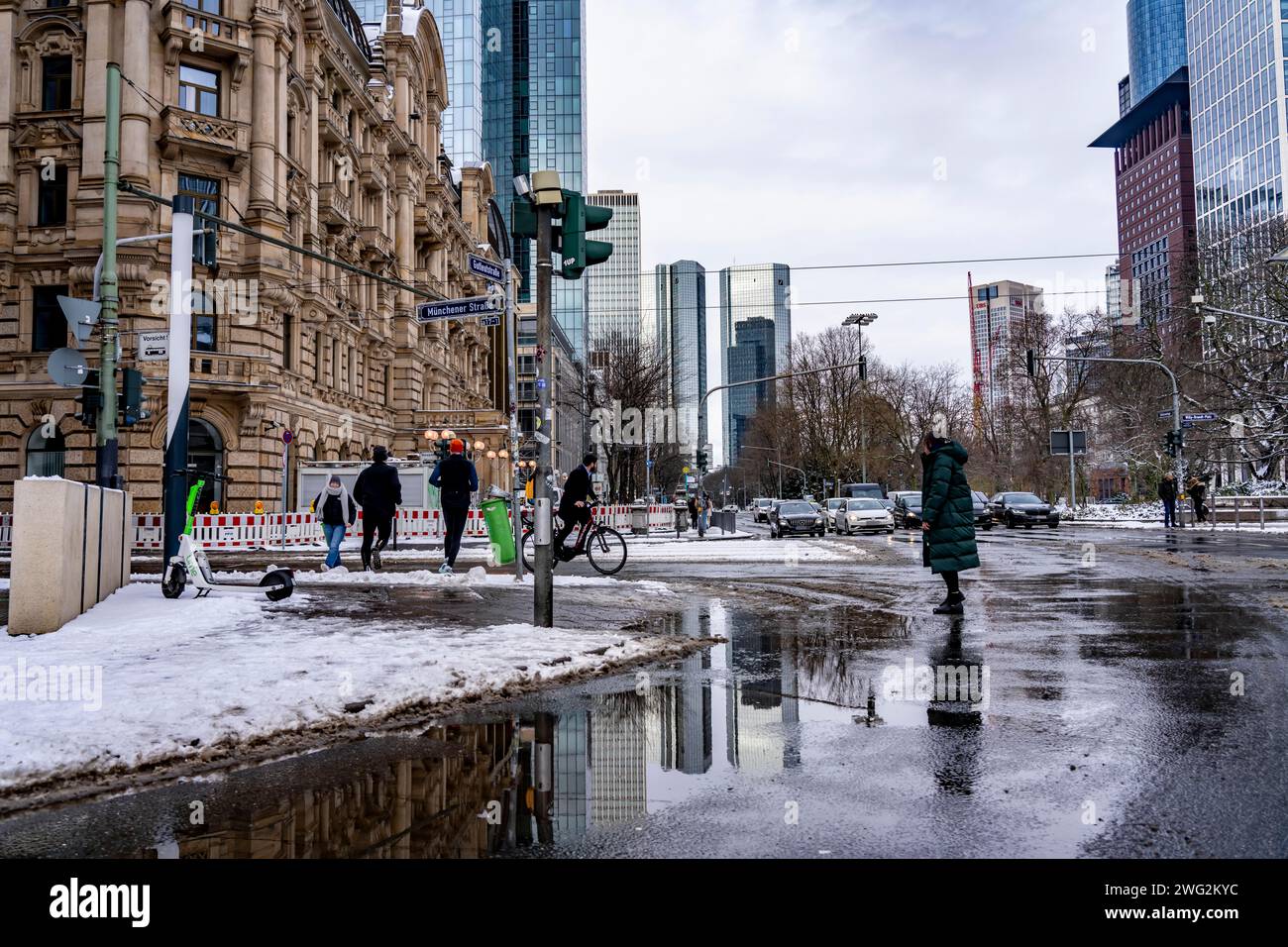 Inverno in città, via Gallusanlage, pozzanghere, pozzanghere d'acqua, acqua di fusione, Pedestrians, Francoforte, Assia, Germania, Foto Stock