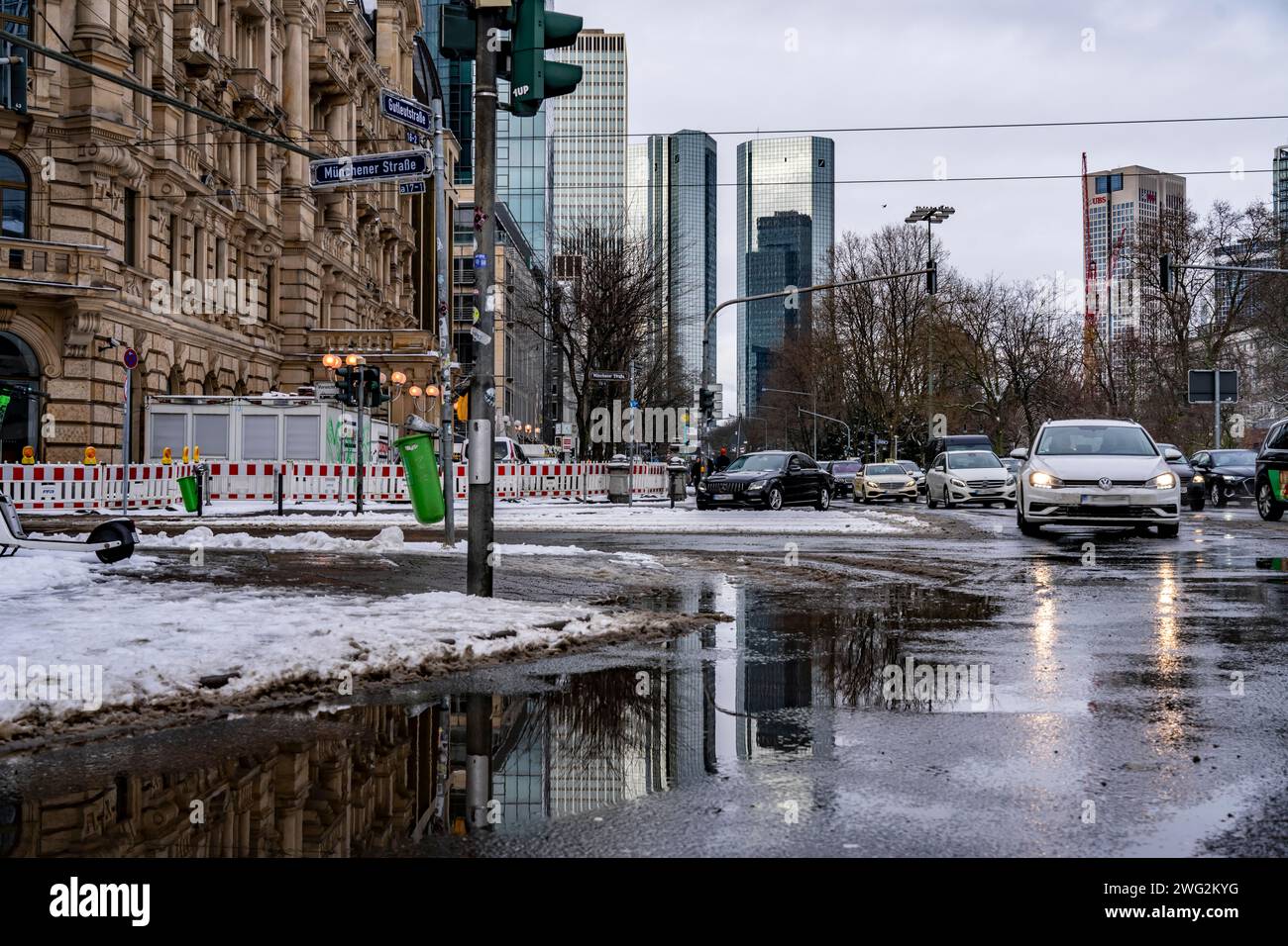 Inverno in città, via Gallusanlage, pozzanghere, pozzanghere d'acqua, acqua di fusione, Pedestrians, Francoforte, Assia, Germania, Foto Stock