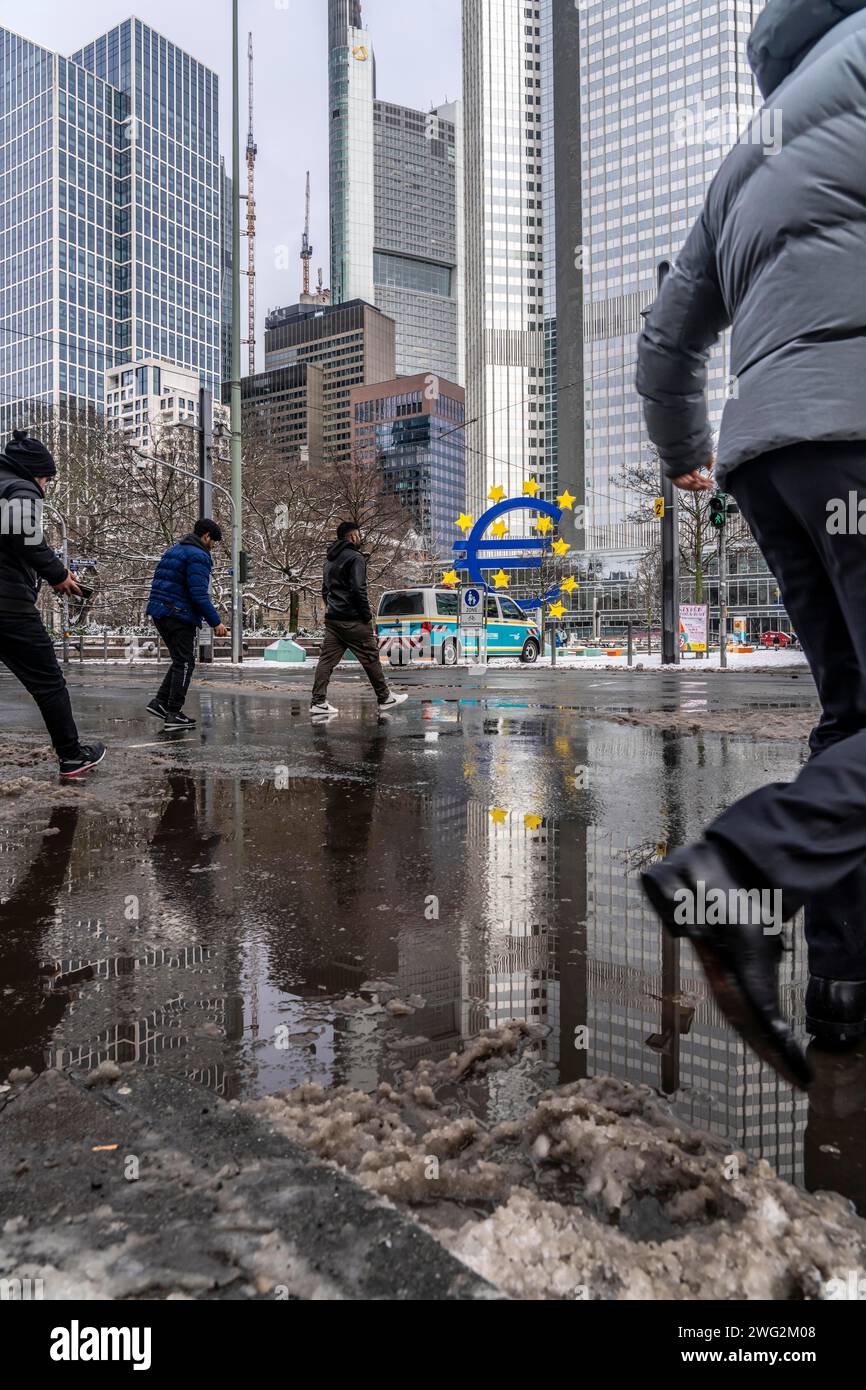 Inverno in città, via Gallusanlage, pozzanghere, pozzanghere d'acqua, acqua di fusione, Pedestrians, Francoforte, Assia, Germania, Foto Stock