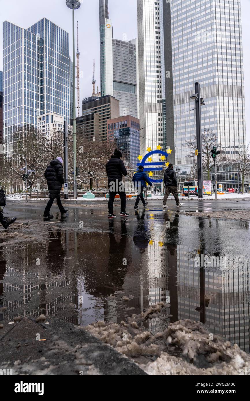 Inverno in città, via Gallusanlage, pozzanghere, pozzanghere d'acqua, acqua di fusione, Pedestrians, Francoforte, Assia, Germania, Foto Stock