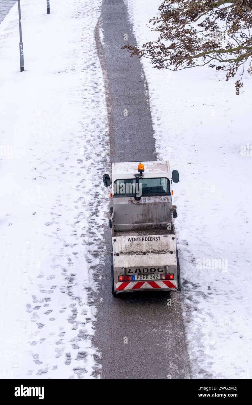 Inizio invernale, manutenzione invernale, rimozione di neve e ghiaccio dai marciapiedi, spazzatrice, trattore per manutenzione invernale, Francoforte, Assia, Germania, Foto Stock