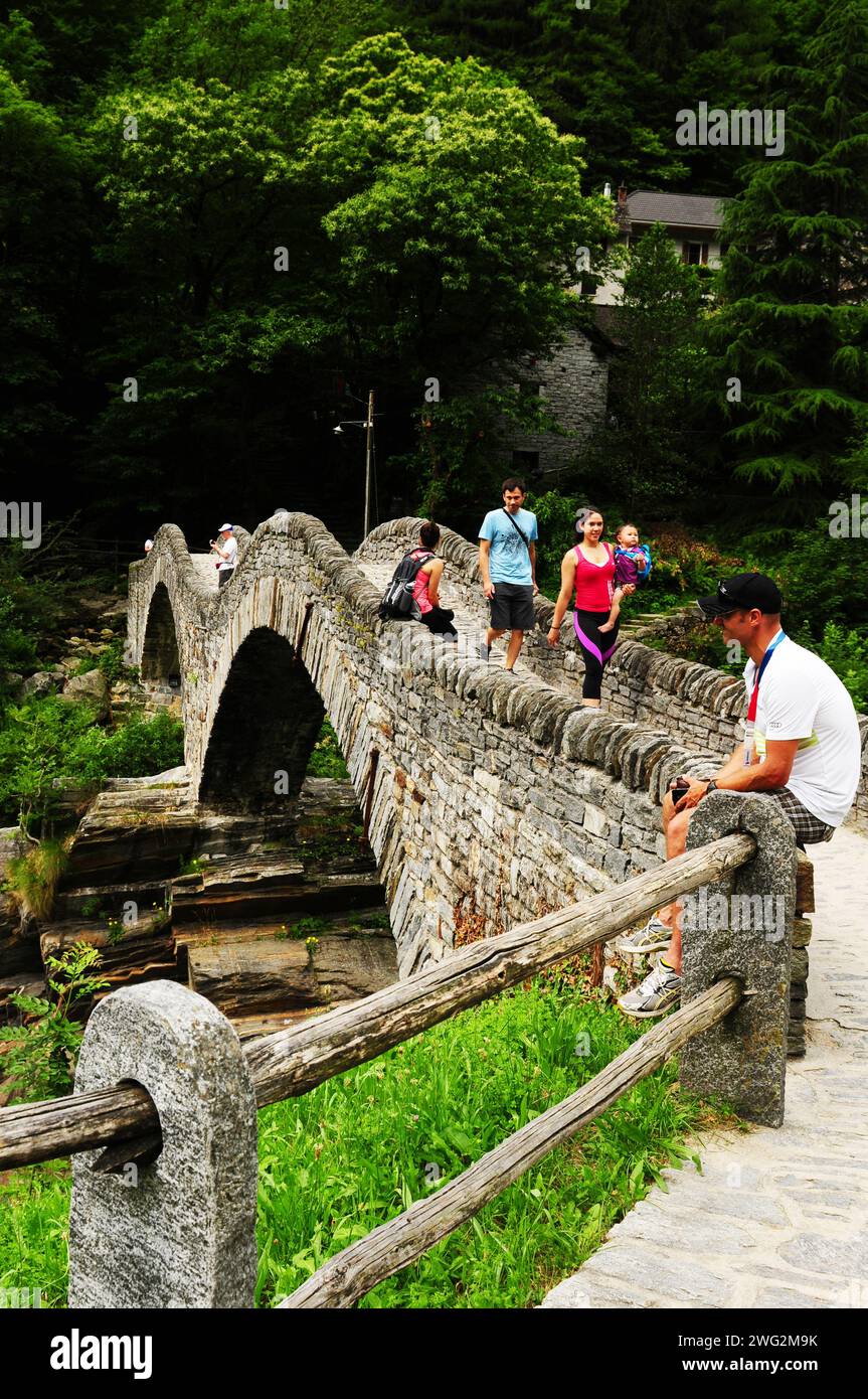 Vecchio ponte in pietra sul fiume verzasca in Ticino | Tessin: Uralte Steinbrücke über die Verzasca | Foto Stock