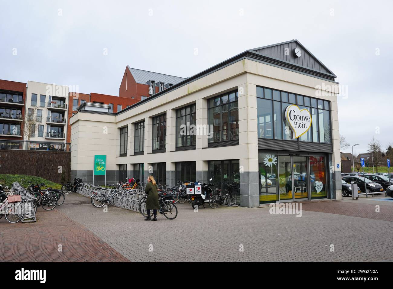 Casa d'ingresso con scale mobili del moderno centro commerciale ¨Gouweplein¨ di Waddinxveen, Paesi Bassi Foto Stock