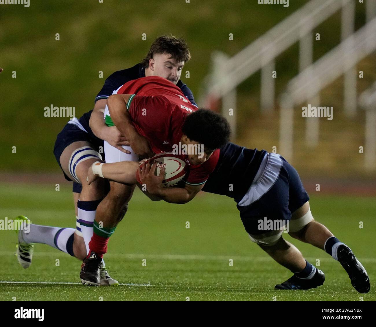 Jordan Morris of Wales U20's Drives at the Scotland U20's Defence durante il Guinness U20 Six Nations Match 2024 Galles U20s vs Scozia U20s allo Stadiwm CSM, Colwyn Bay, Regno Unito, 2 febbraio 2024 (foto di Steve Flynn/News Images) Foto Stock