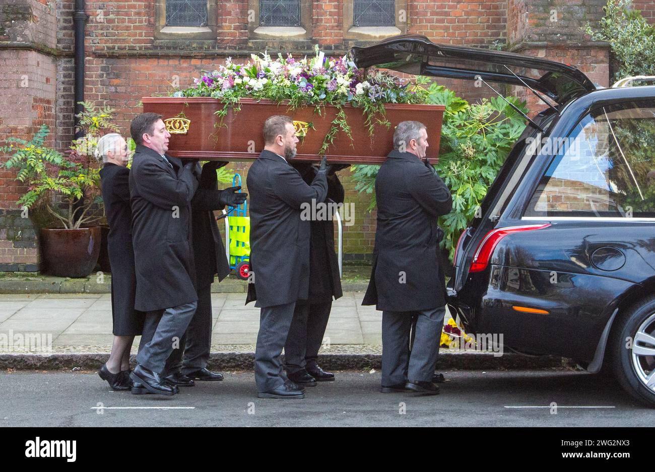 Londra, Inghilterra, Regno Unito. 2 febbraio 2024. I portatori di pallamano portano la bara di Derek Draper FUORI DALLA chiesa di Santa Maria Vergine a Londra. (Immagine di credito: © Tayfun salci/ZUMA Press Wire) SOLO USO EDITORIALE! Non per USO commerciale! Foto Stock