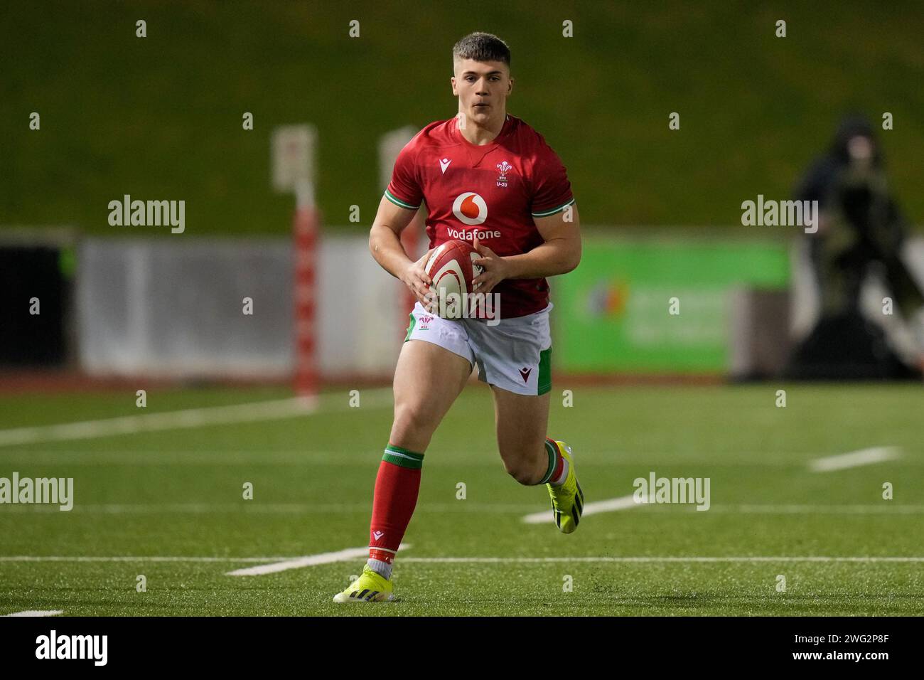 Harry Rees-Weldon del Galles U20 corre con la palla durante il Guinness U20 Six Nations Match 2024 Galles U20s vs Scozia U20s allo Stadiwm CSM, Colwyn Bay, Regno Unito, 2 febbraio 2024 (foto di Steve Flynn/News Images) Foto Stock