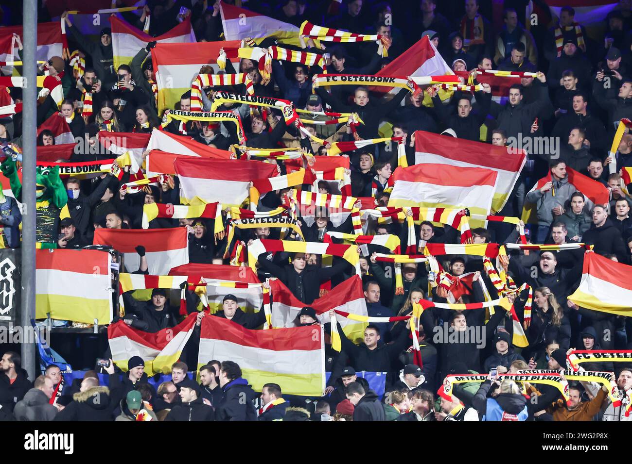 DEN BOSCH, 02-02-2024, Stadium De Vliert, calcio olandese Keuken Kampioen Divisie stagione 2023/2024, partita tra FC Den Bosch - Helmond Sport, tifosi di Oeteldonk in tribuna che canta Ooit zijn wij alle Samen Credit: Pro Shots/Alamy Live News Foto Stock