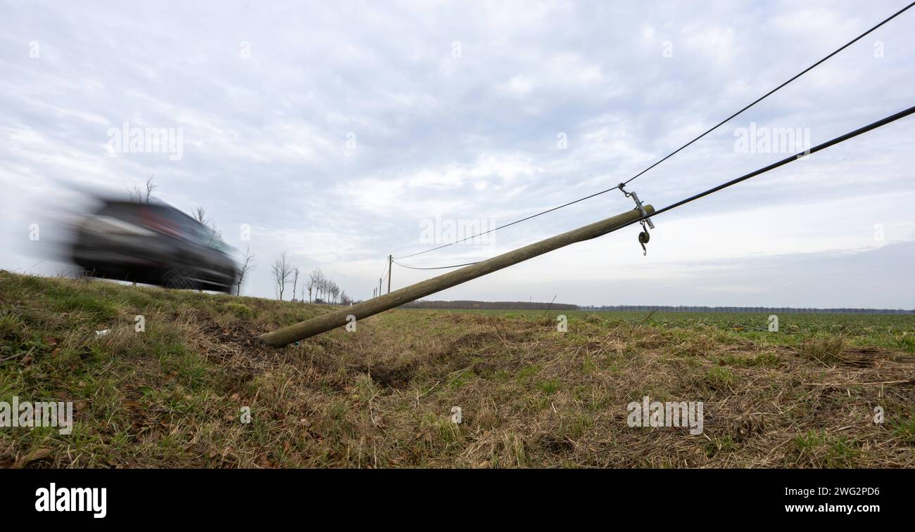 Mastbruch Ein abgebrochener Strommast liegt im Strassengraben bei Abtshagen Landkreis Vorpommern-Ruegen. Abtshagen Mecklenburg-Vorpommern Deutschland *** pilone rotto Un pilone elettrico rotto si trova nel fosso vicino ad Abtshagen nel distretto di Vorpommern Ruegen Abtshagen Mecklenburg-Vorpommern Germania Foto Stock