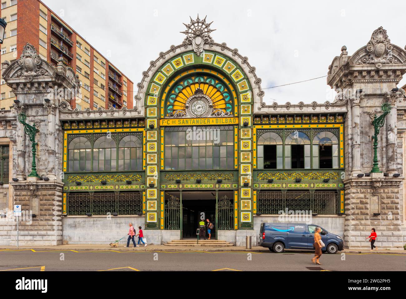 Stazione ferroviaria di Bilbao-Concordia Terminal a Bilbao, Spagna. La stazione è stata inaugurata nel 1902 - l'edificio è un esempio di architettura Belle Époque. Foto Stock