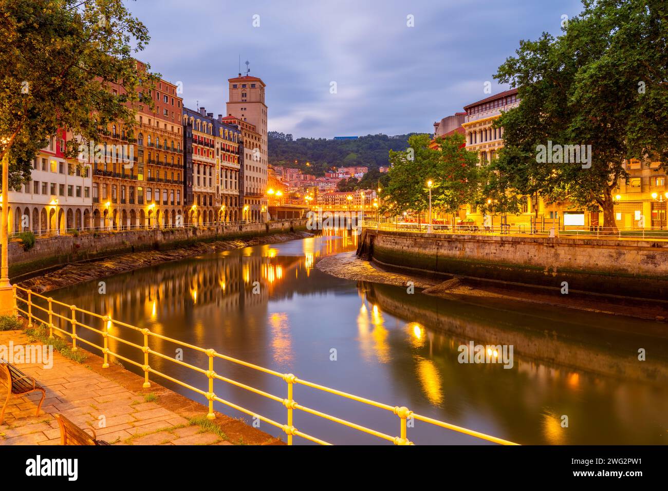 Fiume Nervion nel quartiere centrale di Bilbao, Paesi Baschi spagnoli, Spagna a Dusk il giorno estivo di giugno Foto Stock