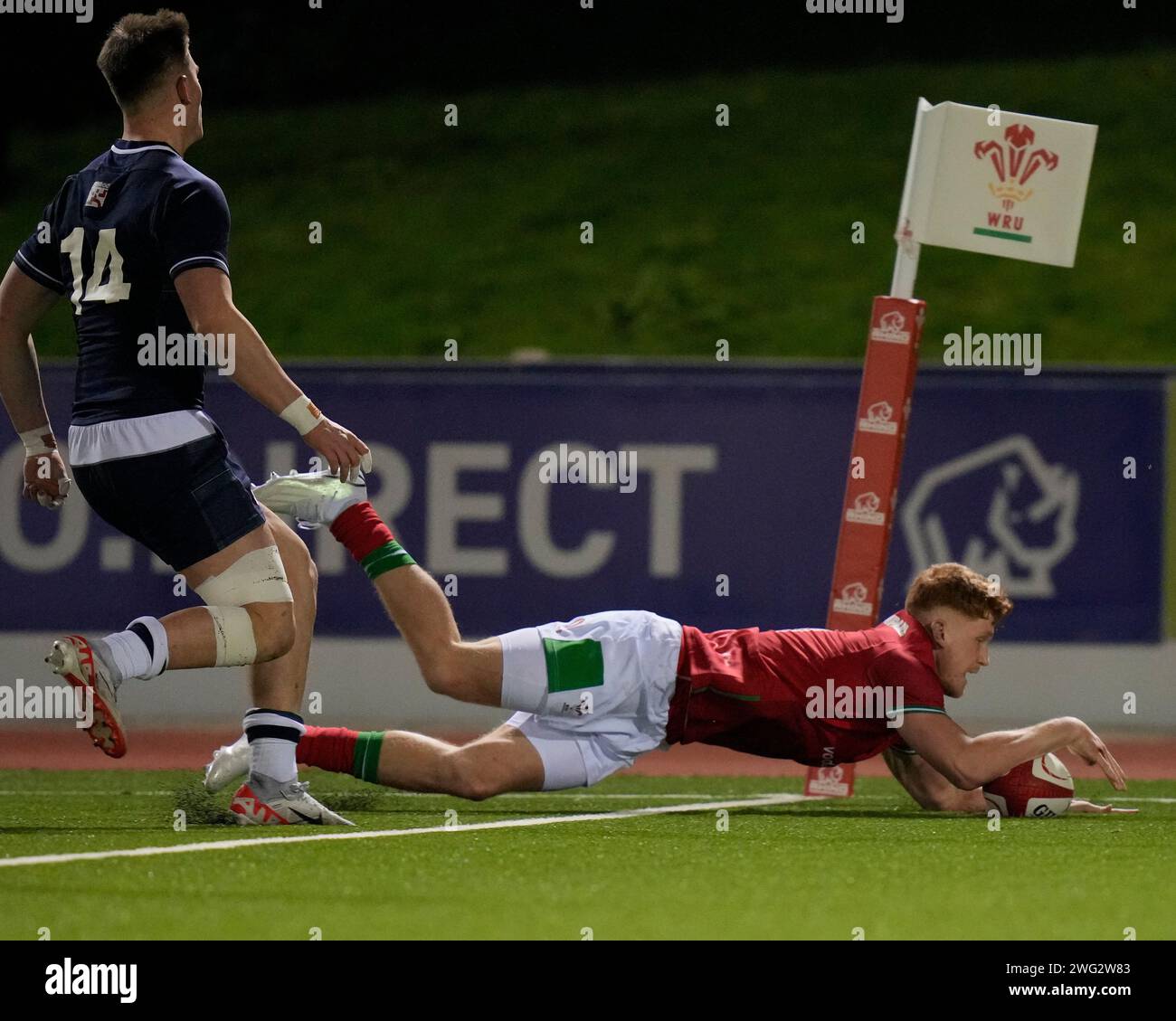 Walker Price of Wales U20 si tuffa per segnare una meta durante il Guinness U20 Six Nations Match 2024 Galles U20 vs Scozia U20 allo Stadiwm CSM, Colwyn Bay, Regno Unito, 2 febbraio 2024 (foto di Steve Flynn/News Images) Foto Stock