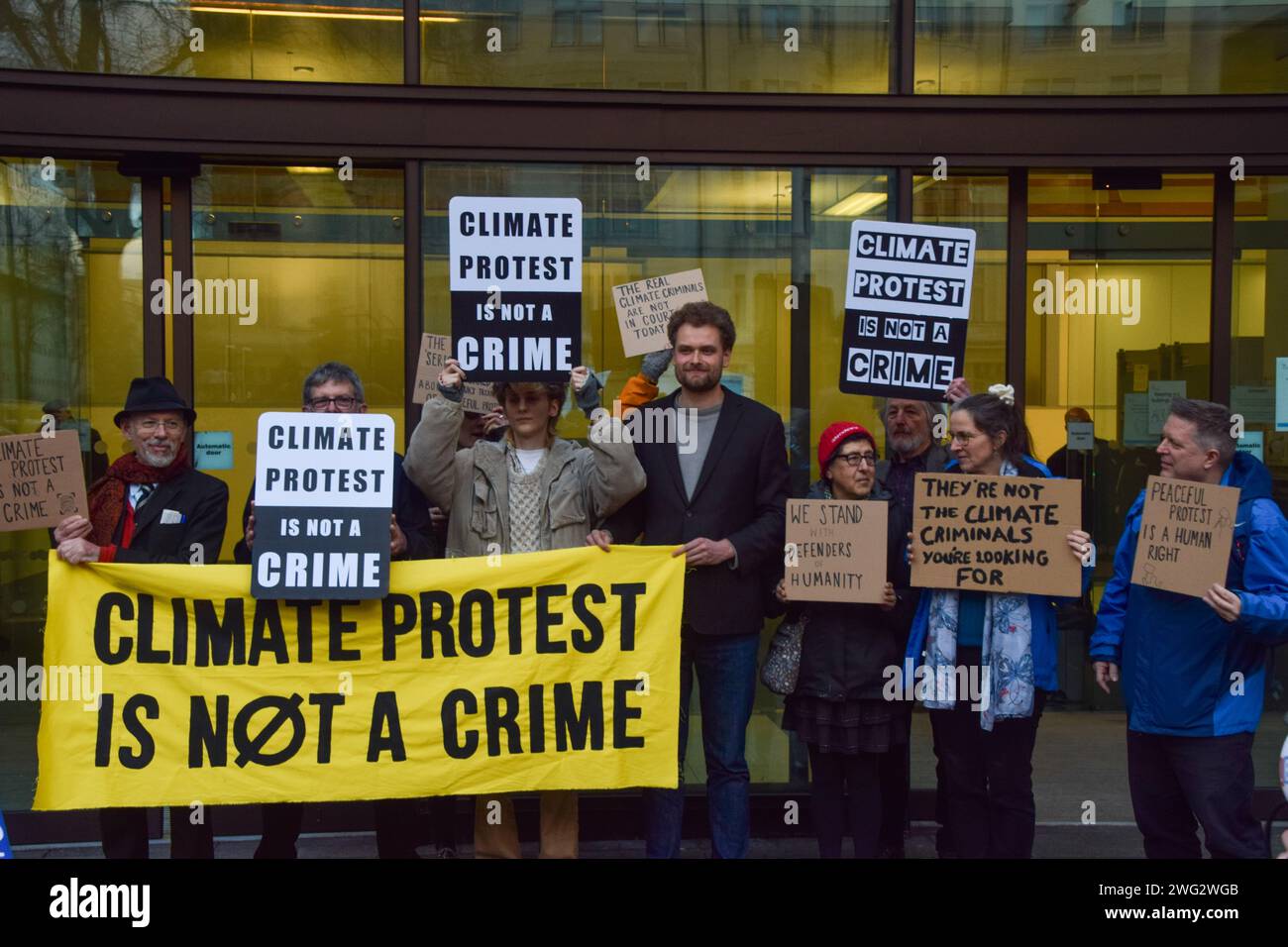 Londra, Regno Unito. 2 febbraio 2024. Gli attivisti per il clima che tengono uno striscione e cartelli a sostegno delle proteste per il clima mostrano il loro sostegno a Greta Thunberg alla Corte dei magistrati di Westminster il secondo giorno del suo processo. L'attivista svedese è stato assolto dopo essere stato arrestato in una protesta contro i combustibili fossili a Mayfair durante l'Energy Intelligence Forum e accusato di un reato di ordine pubblico. Credito: SOPA Images Limited/Alamy Live News Foto Stock