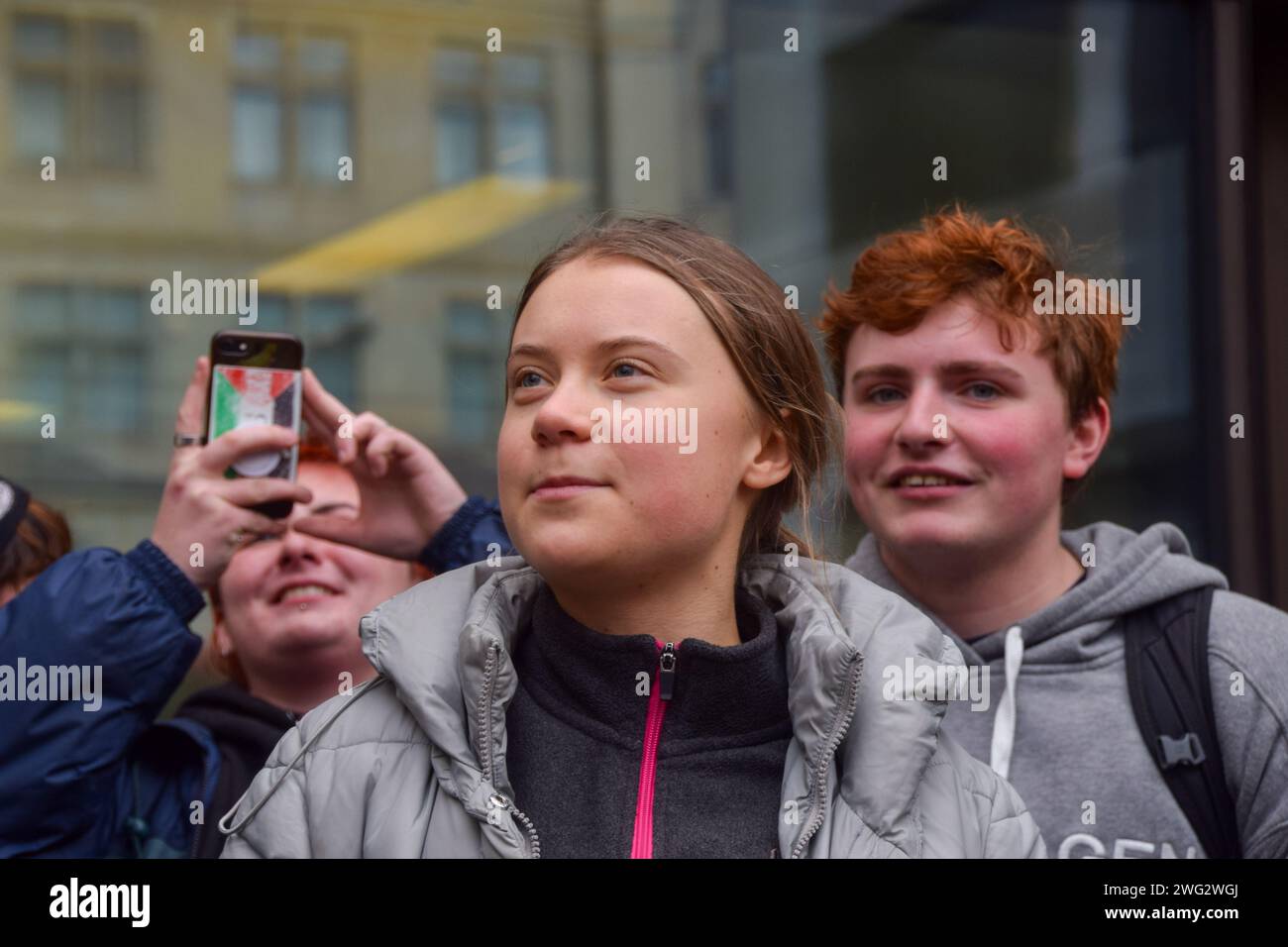 Londra, Regno Unito. 2 febbraio 2024. Greta Thunberg si trova fuori dalla Corte dei magistrati di Westminster il secondo giorno del suo processo. L'attivista svedese è stato assolto dopo essere stato arrestato in una protesta contro i combustibili fossili a Mayfair durante l'Energy Intelligence Forum e accusato di un reato di ordine pubblico. Credito: SOPA Images Limited/Alamy Live News Foto Stock