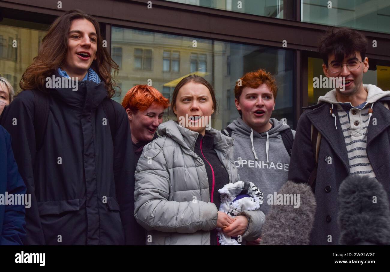 Londra, Regno Unito. 2 febbraio 2024. Greta Thunberg (C) si trova fuori dalla Corte dei magistrati di Westminster il secondo giorno del suo processo. L'attivista svedese è stato assolto dopo essere stato arrestato in una protesta contro i combustibili fossili a Mayfair durante l'Energy Intelligence Forum e accusato di un reato di ordine pubblico. Credito: SOPA Images Limited/Alamy Live News Foto Stock