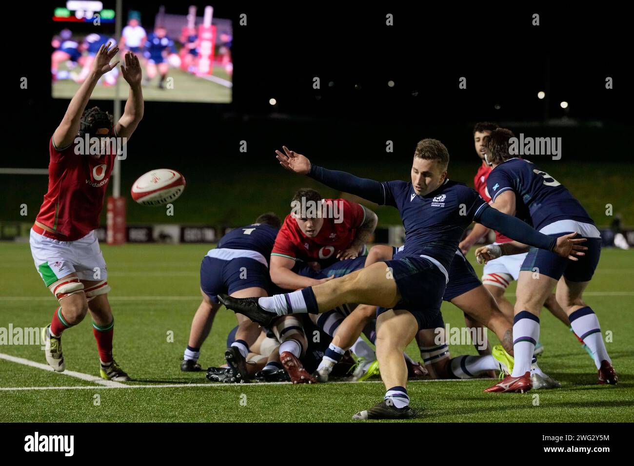 Murdoch Lock of Scotland U20 lancia la palla in chiaro durante il Guinness U20 Six Nations Match 2024 Galles U20s vs Scozia U20s allo Stadiwm CSM, Colwyn Bay, Regno Unito, 2 febbraio 2024 (foto di Steve Flynn/News Images) Foto Stock