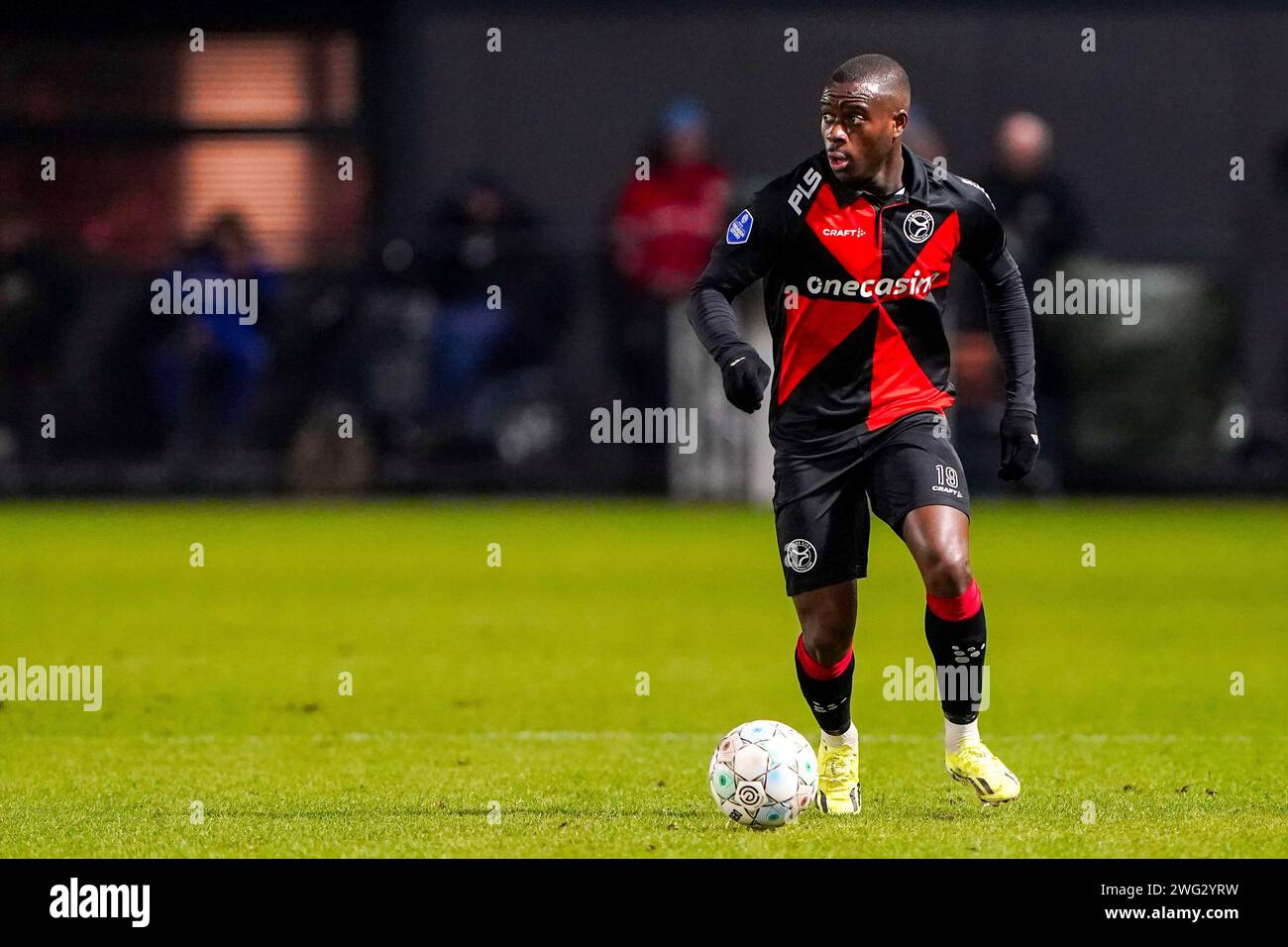 Almere, Paesi Bassi. 2 febbraio 2024. ALMERE, PAESI BASSI - 2 FEBBRAIO: Yoann Cathline dell'Almere City FC corre con il pallone durante la partita olandese Eredivisie tra l'Almere City FC e l'Excelsior Rotterdam allo Yanmar Stadion il 2 febbraio 2024 ad Almere, Paesi Bassi. (Foto di Andre Weening/Orange Pictures) credito: dpa/Alamy Live News Foto Stock