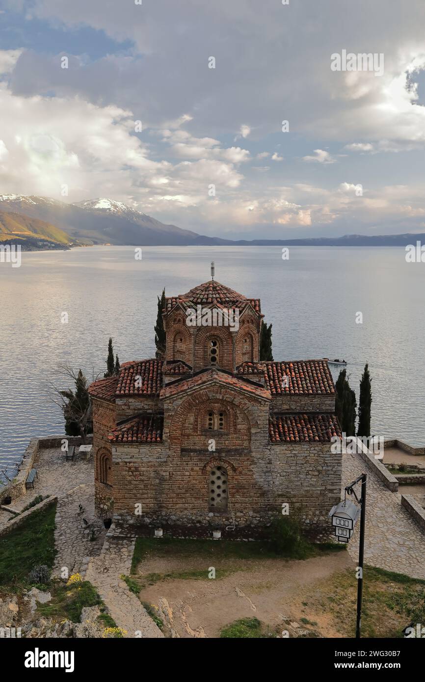 289 Chiesa di San Giovanni Teologo a Kaneo -Sveti Jovan Kaneo- sulla scogliera che si affaccia sulla spiaggia di Kaneo e sul lago. Ohrid-Macedonia del Nord. Foto Stock