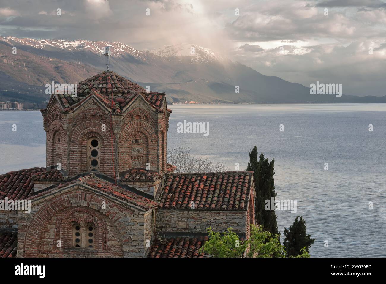 291 Chiesa di San Giovanni Teologo a Kaneo -Sveti Jovan Kaneo- sulla scogliera che si affaccia sulla spiaggia di Kaneo e sul lago. Ohrid-Macedonia del Nord. Foto Stock