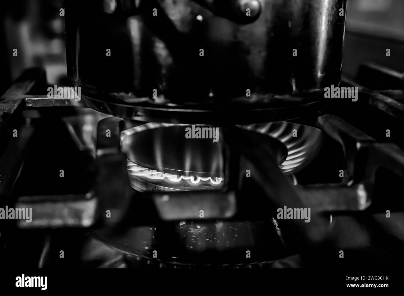 Bruciatore a gas naturale nella cucina di una cabina che riscalda una pentola di metallo. Foto Stock