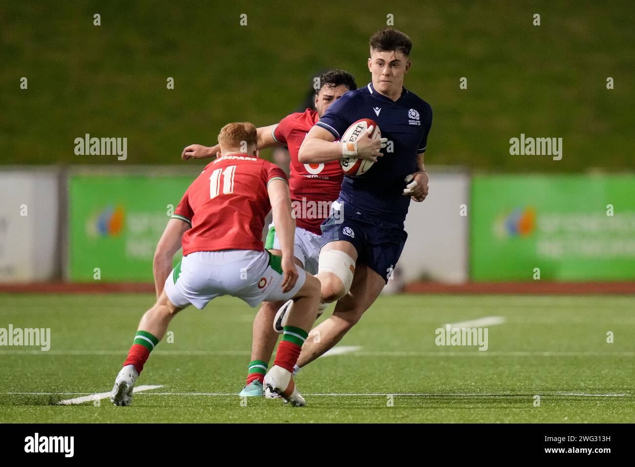 Colwyn Bay, Regno Unito. 31 agosto 2023. Kerr Johnston of Scotland U20's riunisce a Walker Price of Wales U20's durante il Guinness U20 Six Nations Match 2024 Wales U20s vs Scotland U20s allo Stadiwm CSM, Colwyn Bay, Regno Unito, 2 febbraio 2024 (foto di Steve Flynn/News Images) a Colwyn Bay, Regno Unito il 31/8/2023. (Foto di Steve Flynn/News Images/Sipa USA) credito: SIPA USA/Alamy Live News Foto Stock