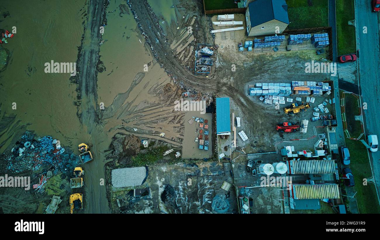Vista aerea di un'area industriale allagata con veicoli sommersi ed edifici. Foto Stock