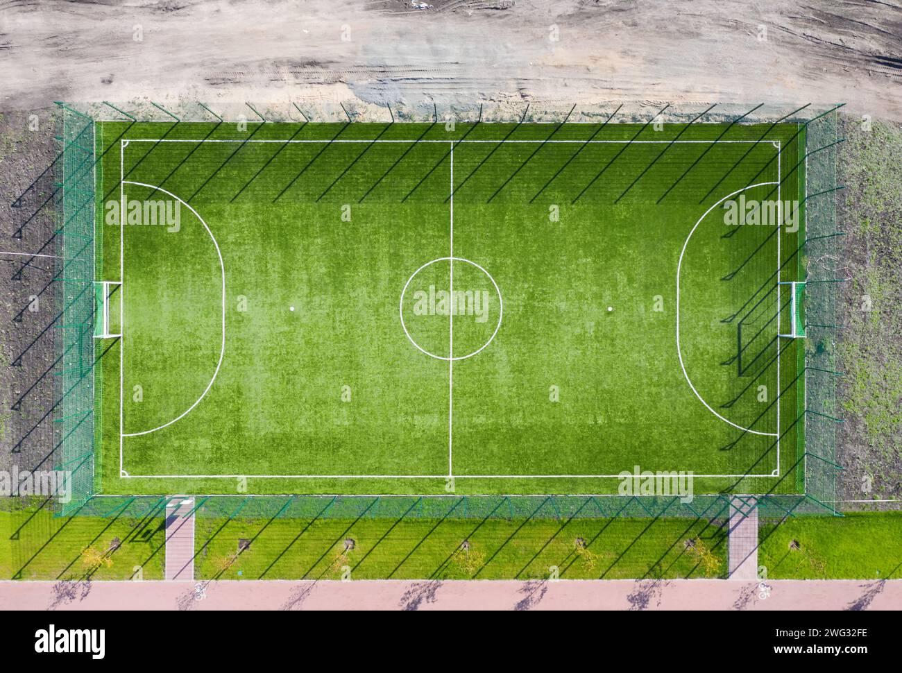 Vista aerea del campo da calcio con erba verde nel parco. Foto Stock