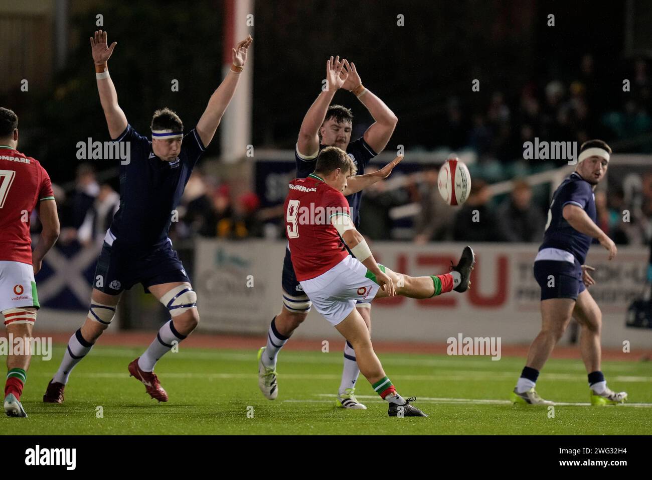 Ieuan Davies del Galles U20's è stato eliminato sotto pressione durante il Guinness U20 Six Nations Match 2024 Galles U20s vs Scozia U20s allo Stadiwm CSM, Colwyn Bay, Regno Unito, 2 febbraio 2024 (foto di Steve Flynn/News Images) Foto Stock