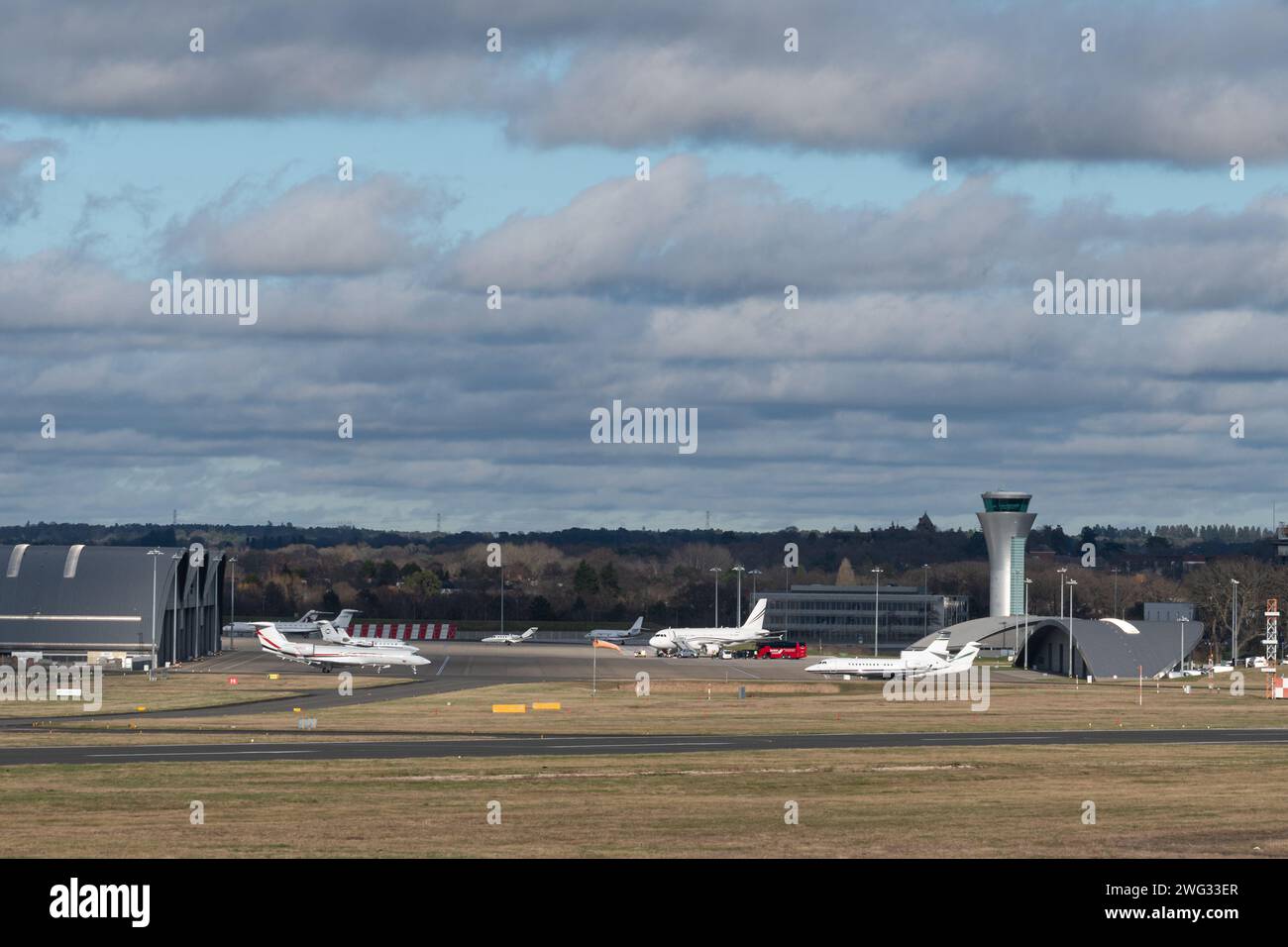 2 febbraio 2024. Piani di espansione controversi dell'aeroporto di Farnborough, Hampshire, Inghilterra, Regno Unito. L'aeroporto di Farnborough, il più trafficato aeroporto privato del Regno Unito, ha annunciato piani di espansione per aumentare il numero di voli da 50.000 a 70.000 all'anno, tra cui raddoppiare il numero di voli nel fine settimana. Lo scorso fine settimana, l'attivista per il clima Greta Thunberg si è unita a una marcia di protesta in città contro i piani. Foto Stock