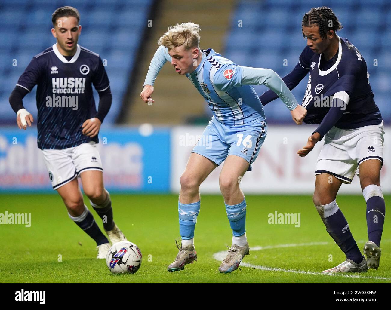 Alfie Massey di Millwall, Charlie Burden di Coventry City e Joshua Stephenson di Millwall si battono per il pallone durante il quinto round della fa Youth Cup alla Coventry Building Society Arena di Coventry. Data immagine: Venerdì 2 febbraio 2024. Foto Stock