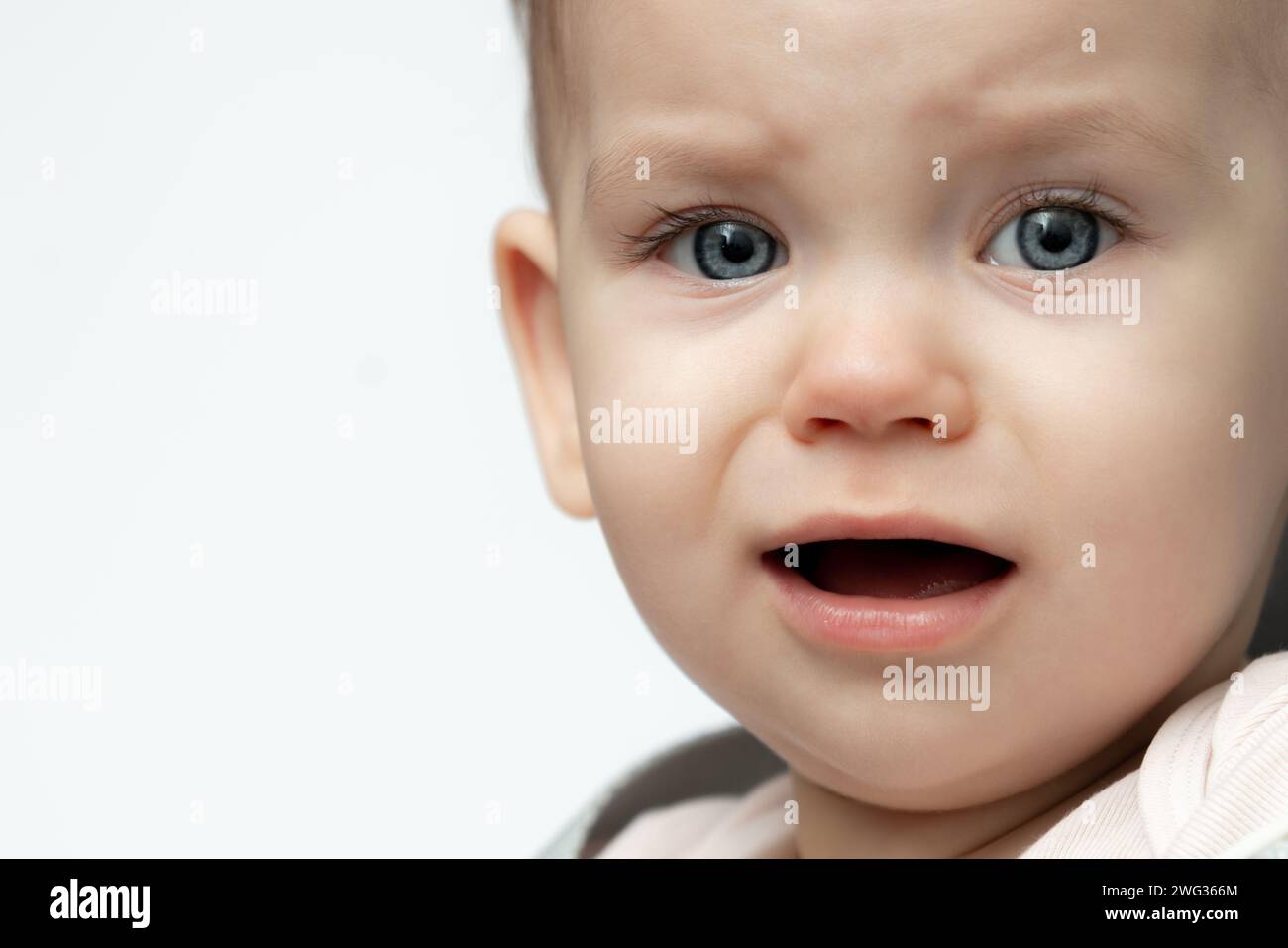 Primo piano del bambino pianto, lacrime di fame e stanchezza. Concetto di necessità e cura di base Foto Stock