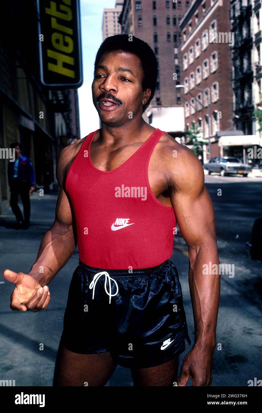 2 febbraio 2024: CARL WEATHERS, l'attore i cui titoli includono Rocky e Predator, è morto a 76 anni. La sua famiglia ha rilasciato una dichiarazione attraverso il suo agente per annunciare che è morto "pacificamente nel sonno" il 1° febbraio. Weathers era meglio conosciuto per aver interpretato Apollo Creed insieme a S. Stallone nei primi quattro film di Rocky. FOTO DEL FILE: 1985: CARL WEATHERS. (Immagine di credito: © Globe Photos/ZUMA Wire) SOLO USO EDITORIALE! Non per USO commerciale! Foto Stock