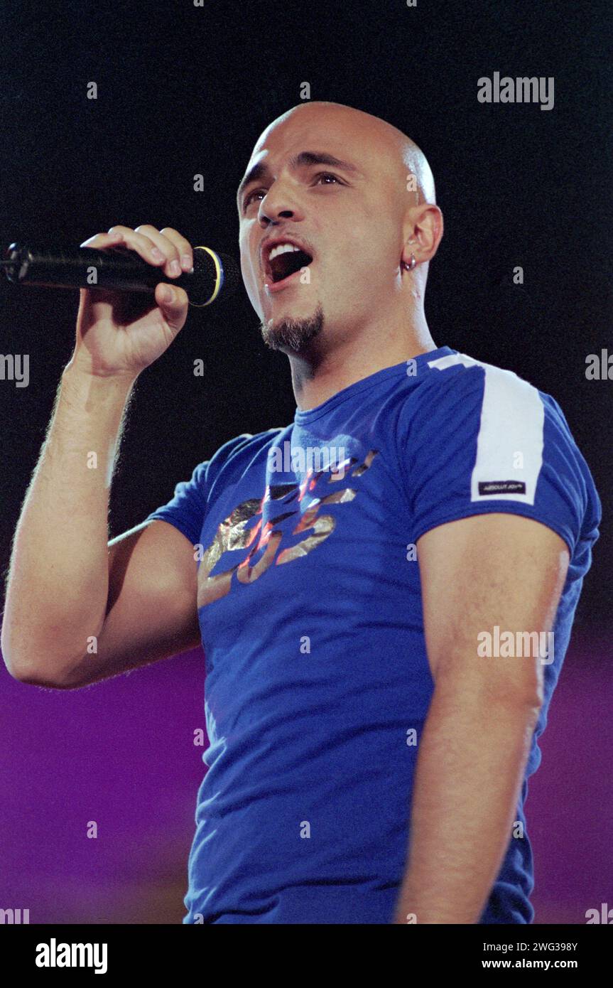 Verona Italia 2001-09-08 : concerto dal vivo Eiffel 65, il cantante Jeffrey Jey (Gianfranco Randone) durante lo spettacolo televisivo “Festivalbar 2001” Foto Stock