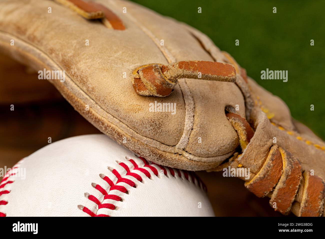 Baseball e guanto in primo piano. Concetto ricreativo, giovanile e sportivo professionale. Foto Stock