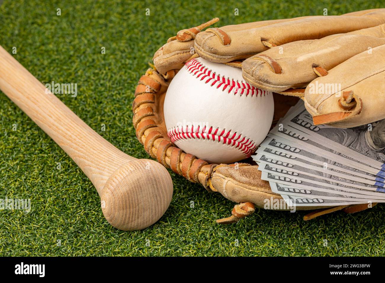 Baseball, guanto e mazza di legno con soldi in contanti. Spese salariali per baseball e concetto di gioco d'azzardo sportivo. Foto Stock