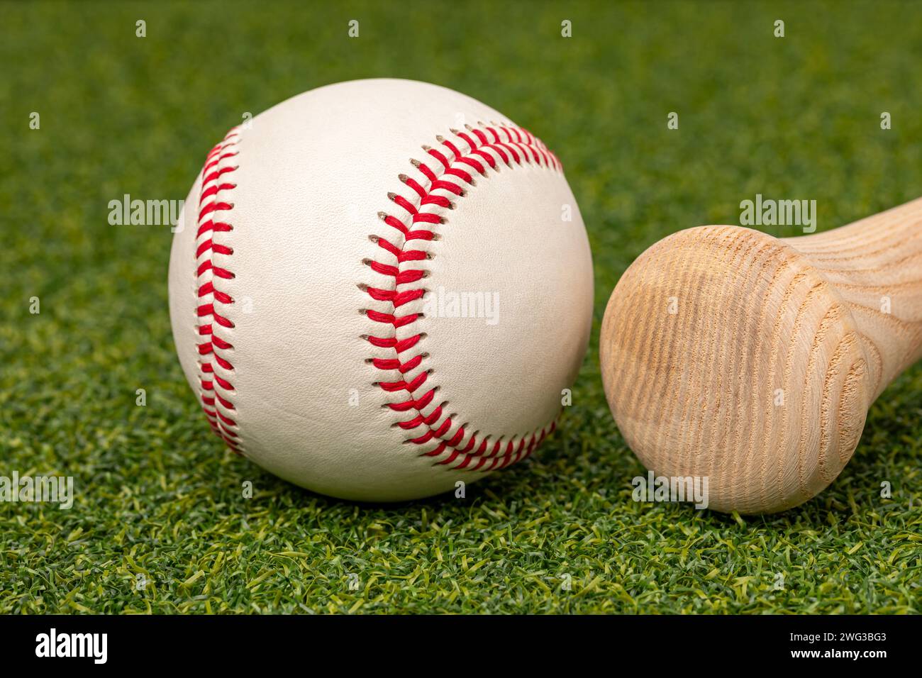 Baseball e mazza di legno. Concetto ricreativo, giovanile e sportivo professionale. Foto Stock