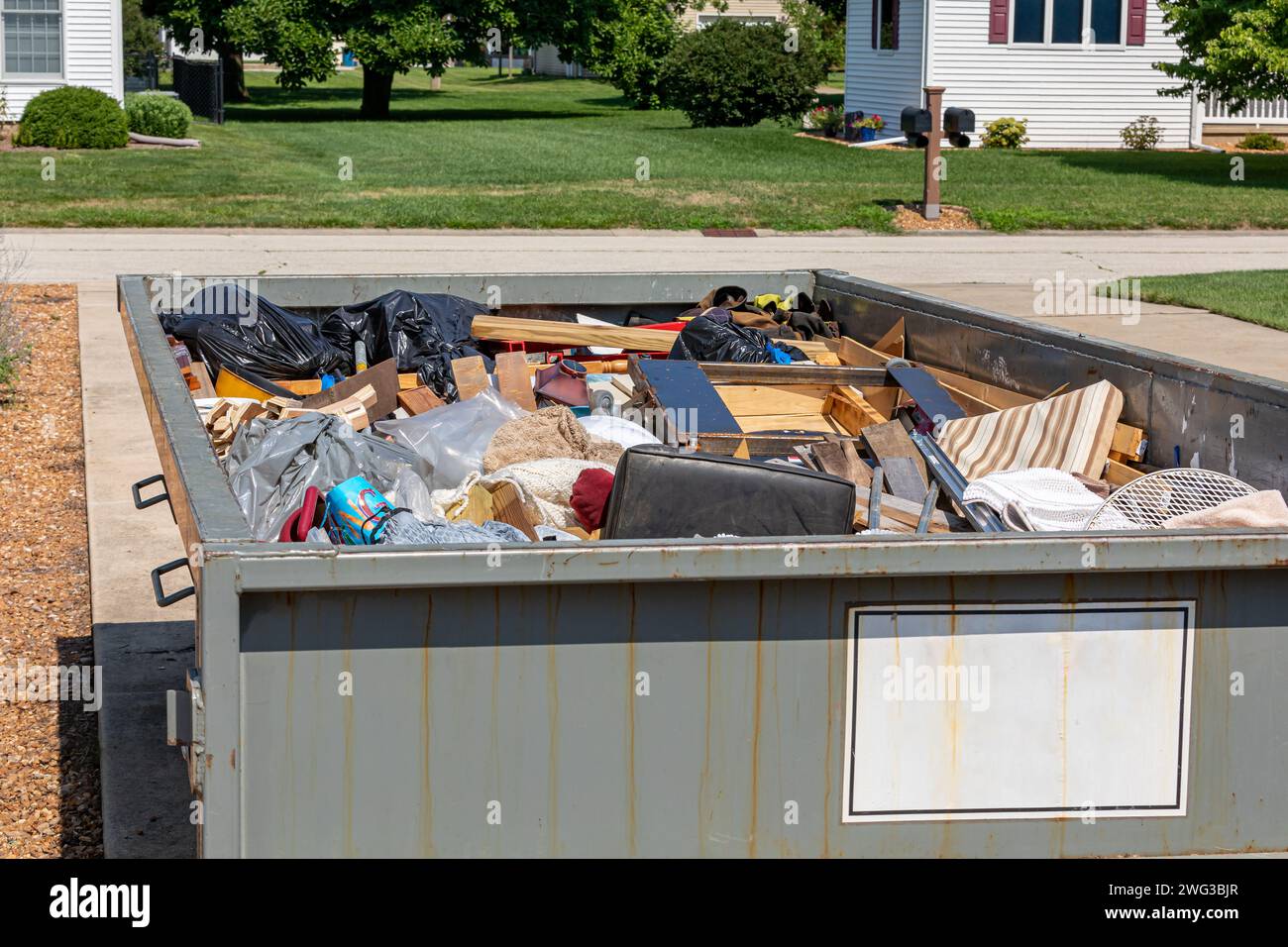 Rifiuti, rifiuti o rifiuti pieni di spazzatura domestica. Concetto di pulizia, disaerazione e raccolta delle abitazioni. Foto Stock