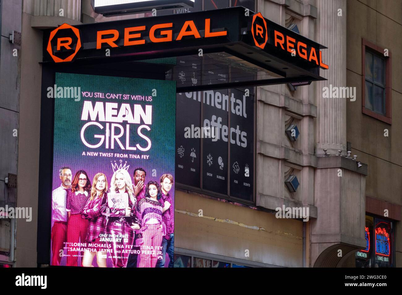 Cartellone elettronico luminoso che pubblicizza "Mean Girls" 2024 il revival cinematografico su West 42nd St., New York City, Stati Uniti Foto Stock