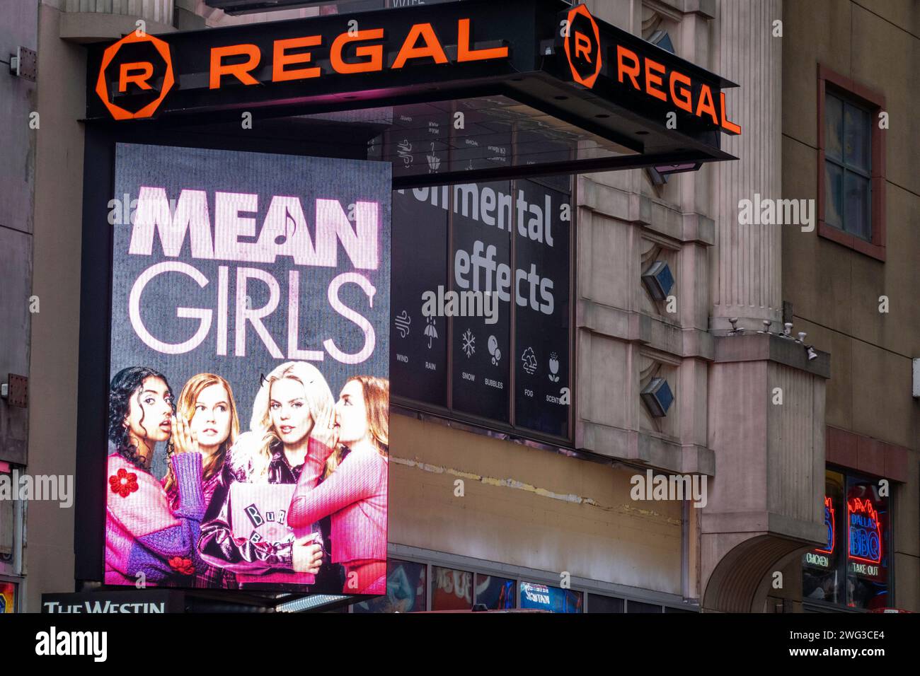 Cartellone elettronico luminoso che pubblicizza "Mean Girls" 2024 il revival cinematografico su West 42nd St., New York City, Stati Uniti Foto Stock
