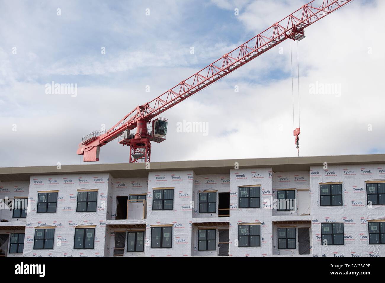 Edificio di appartamenti a basso consumo energetico in costruzione, nel centro di Colorado Springs, Colorado. Barriere antiumidità Tyvec e isolamento, finestre Pella Foto Stock