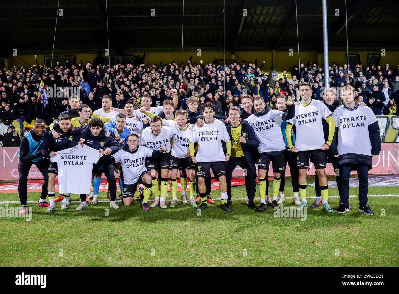 VENLO, PAESI BASSI - 2 FEBBRAIO: Giocatori di VVV Venlo celebrano la vittoria, Simon Janssen di VVV-Venlo, Thijme Verheijen di VVV-Venlo, Magnus Kaastrup di VVV-Venlo, Roel Janssen di VVV-Venlo, Elias Sierra di VVV-Venlo, Michalis Kosidis di VVV-Venlo, Rick Ketting Diego van Zutphen di VVV-Venlo, portiere Delano van Crooij di VVV-Venlo, Levi Smans di VVV-Venlo, Mohammed Odriss di VVV-Venlo, Milan Robberechts di VVV-Venlo vincono indossando una camicia con Sterkte Dylab durante il Keuken Kampioen Divisie match olandese tra VVV Foto Stock