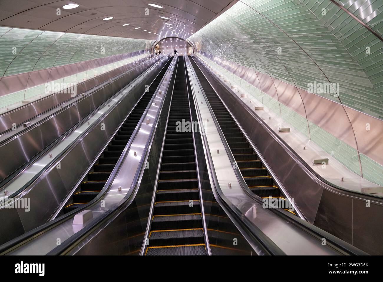 Lunga scala mobile nella stazione della metropolitana Foto Stock