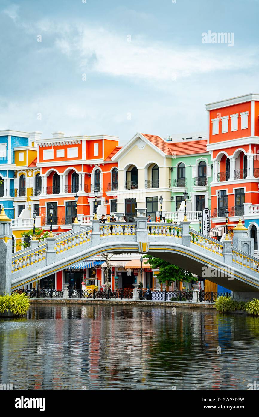 Edifici colorati della città Grand World, isola di Phu Quoc, Vietnam Foto Stock